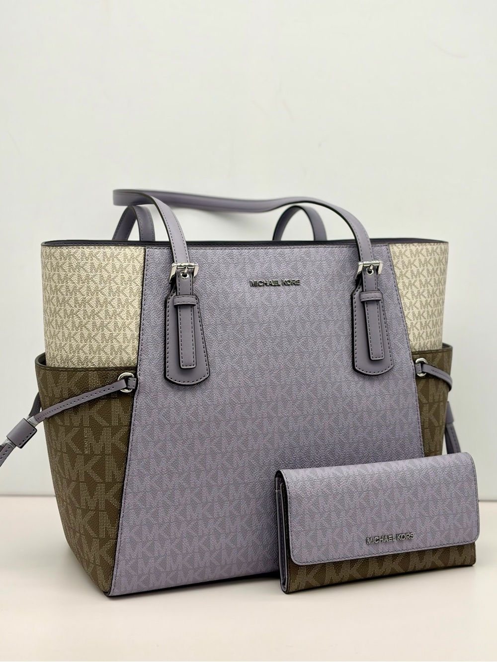 Michael Kors Voyager MK Logo
Tote Shoulder Bag with Matching
Wallet Lilac Multi
